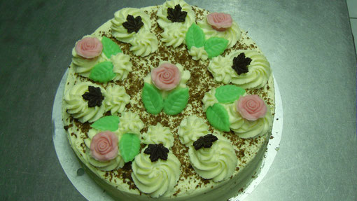 Marzipantorte, festlich dekoriert, Preis 40,00 €