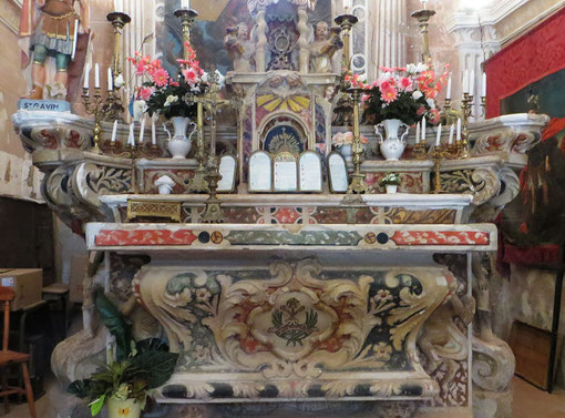 Ignazio Saverio Raffalli artiste stucateur - Autel tombeau en faux marbre (stucco lustro) à trois degrés galbés, décoré de motifs végétaux et soutenu par des anges atlantes