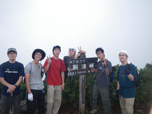 ↑駒津峰にて（左から久保田・雨谷・佐々木・佐久間・大川・大石）