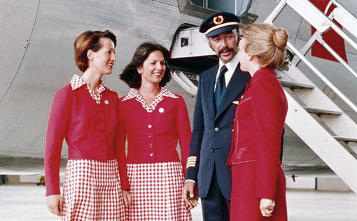 Kabinenbesatzung und ein Pilot vor einer DC-9/Courtesy: Austrian Airlines