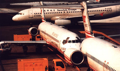 Zwei MD-80 der FAT und eine Airbus A320 der TransAsia Airways/Courtesy: FAT?