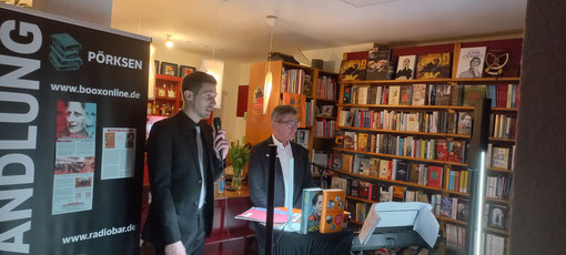 Autor Rainer Hank (r.) im Gespräch über sein Buch "Pionierinnen des Journalismus". Foto: Christine Bilger