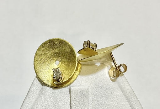 Boucles d'oreilles en Or jaune 750 et diamants.