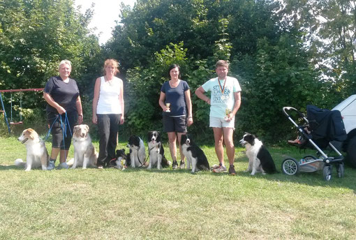 Doris, Angelika, Manu, Tom mit ihren Hunden und Julius im KiWa ;-)!