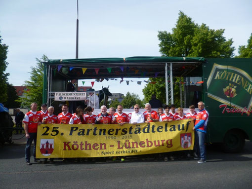 Partnerstädteläufer mit Sponsor "Köthener Brauerei" vor dem Beginn des Festumzugs
