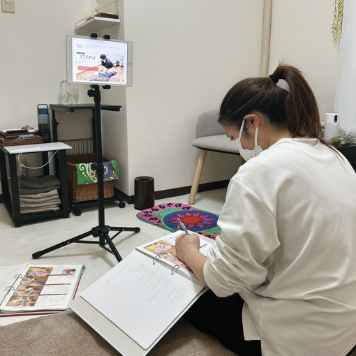 神戸のタイ古式マッサージスクール「ジムサヤーム」での、オンタイマッサージスクールの資格取得の学びの風景