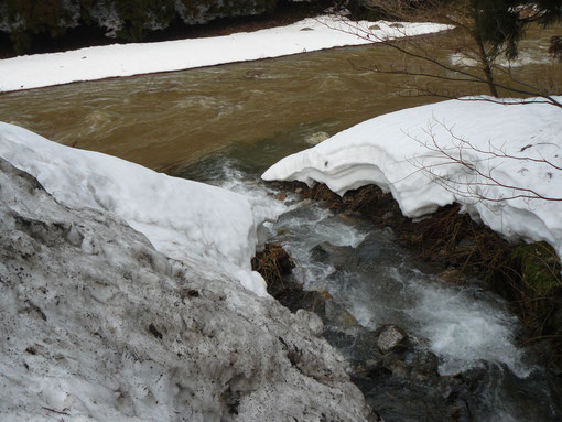 雪解けの川と谷