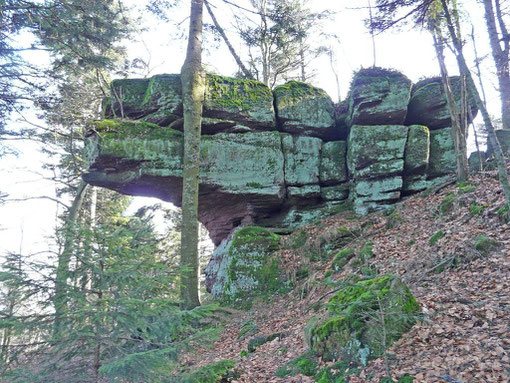 Beau rocher situé sur la crête, au-delà du col de la Scheif, en direction de La Hoube