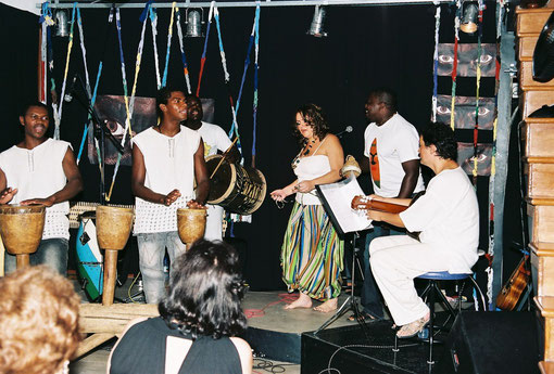 Lei, Gê, Dó, Alessandra e Evandro dançam e cantam o candombe ao som dos tambus