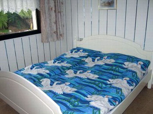 Schlafzimmer sind mit Doppelbetten und geräumigen Einbauschränken ausgestattet 