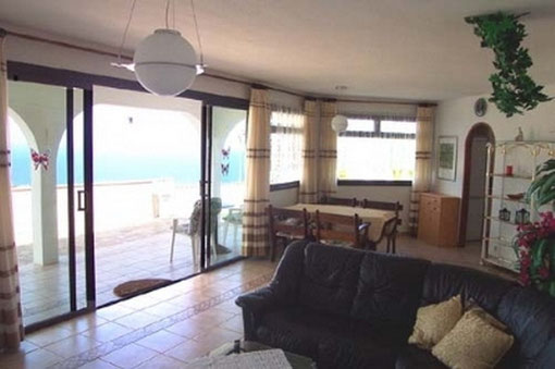 Das helle und große Wohnzimmer ist mit einer Couchgarnitur und Sat-TV ausgestattet. 