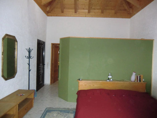 Schlafzimmer mit Doppelbett im Ferienhaus auf Teneriffa.
