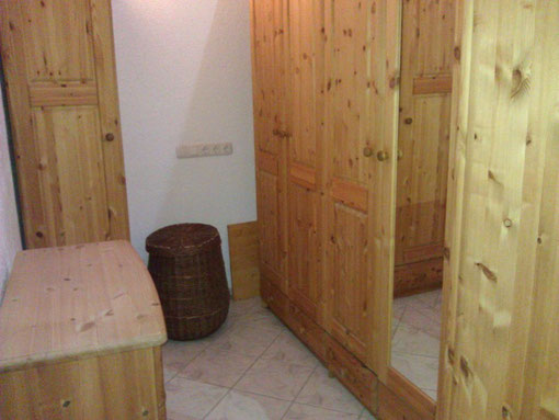 Holzmöbel befinden sich im Ankleidezimmer, hier bekommt mann alles für den Teneriffa Urlaub unter.