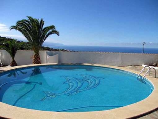 Um den runden Pool herum befindet sich die Terrasse, die über Sonnenliegen und einen Grill verfügt. 