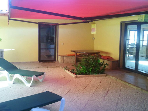 Um die Sonne auf Teneriffa ungestört zu geniessen hat Das Fereinhaus eine grosse Innenterrase.
