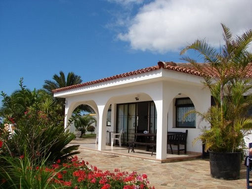 Die Terrasse bietet einen phantastischen Ausblick auf das Meer, den Teide und Puerto de la Cruz. 