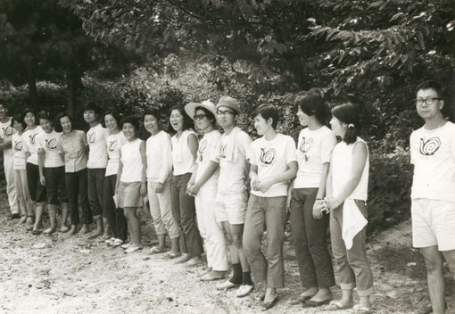 　　　　　　　　　　びわ湖青柳浜・親子キャンプのリーダーたち（1967.8）