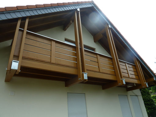 Erneuerung von Holzgeländer mit Farbanstrich und Ablechungsarbeiten an Balkonanlage 