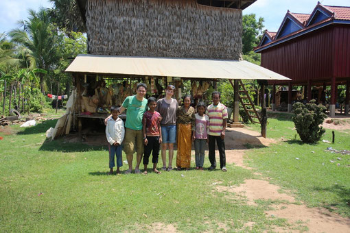 La famille de Pièr devant leur maison sur pilotis et dont les murs sont réalisés en palmier tressé !
