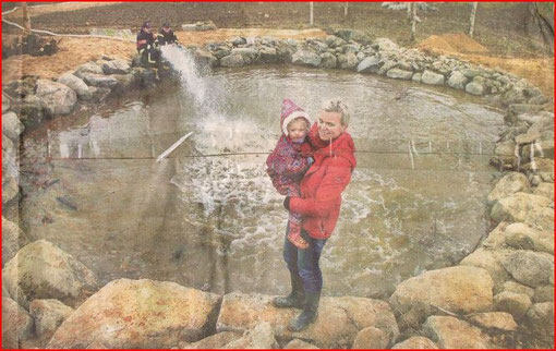 Pieni sisarentytär Cecilia Huhtalakin on ollut apulaisena Ingela Wikmanin puistotyömaalla. Keskiviikkona palokunta toi lampeen lisää vettä.