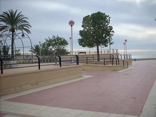 petite esplanade pour se reposer et comtempler la mer, avec bancs , jets d'eau et quelle propreté partout, c'est devant la plage de SANTA POLA
