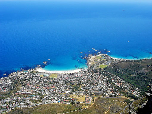 Der Blick vom Tafelberg auf den Traumstrand von Camps Bay.