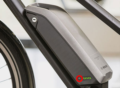 E-Bike Bosch Intuvia starten mit Startknopf am Akku