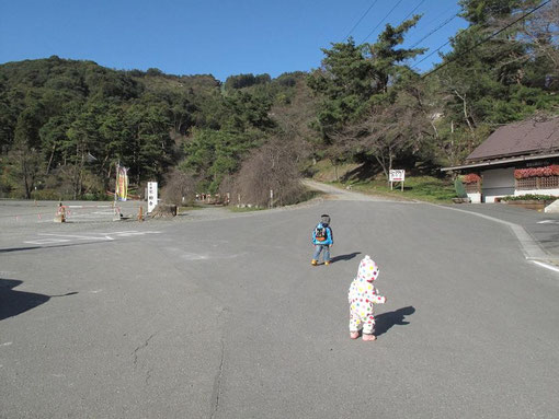 ロープウェイ山麓駅駐車場から歩き始める孫2人