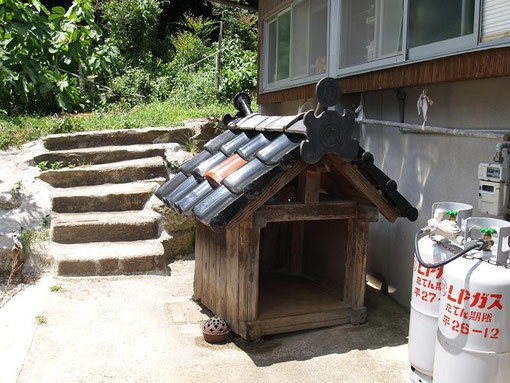 Sちゃん家の、石州瓦屋根の犬小屋(主は、ほん〇)
