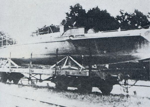 Versuchs-LM-Boot auf Eisenbahnwaggon – Foto: Archiv 7. SGschw