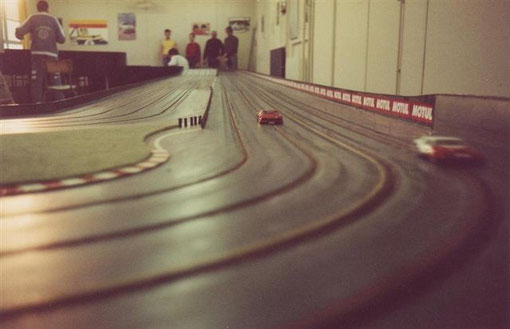 Le freinage de la ligne droite de la piste de Bron.