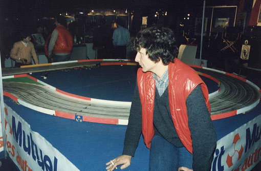 Serge Lambert devant la piste 4 voies du Mans. Au fond en rouge Christophe Peix.