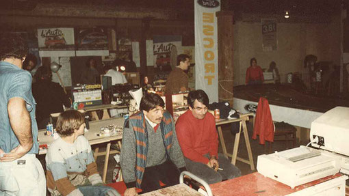 Les stands avec Pierre Straumann de dos en bleu, Jacques Reverchon avec les rayures oranges et bleues et André Vauthier en rouge