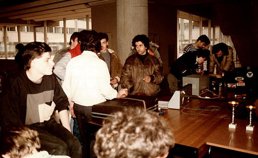 Pilotes dans les stands de Châtenay : Thierry Pigny - Marc joyeux de dos qui cache Jean-Claude Malherbe, Olivier Lair et Yvon Marthou - Philippe Point - Thierry Serrat - Luc Faichaud et Didier Moret l'organisateur.