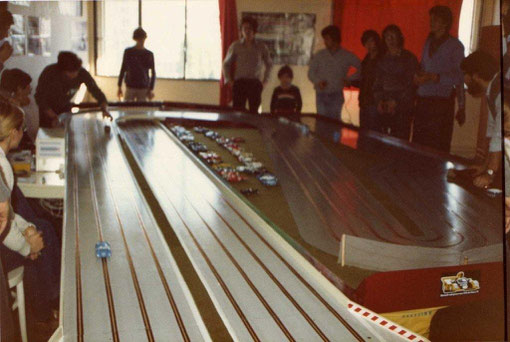 Championnat de France à Bron 1979. La piste. Le premier qui pilote, en blanc, à partir de la gauche est Jean-Marc Lavarelo, le 3 ième Fred Warnant . Le commissaire au fond a côté de l'enfant est Gérard Landry.