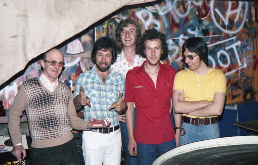 Le MEDWAY Team sans Tony Mills mais avec  Ralph Thomas, Eddie McDonald, Pete Williams ( le grand derrière ),Steve Walker ( rouge ), Pete Crane ( jaune )