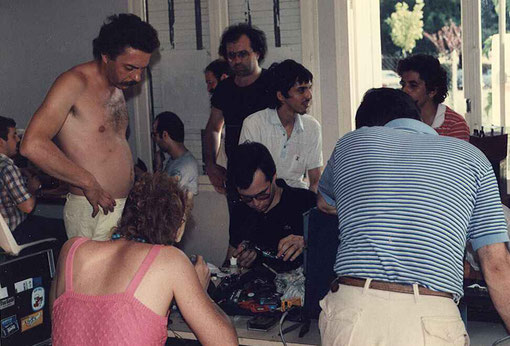 Le stand des Magnani. Avec derrière à gauche Christophe Peix, debout Philippe Granjean, en rose Maura Magnani, derrière assis Didier Ritter, debout en noir Fred Nivet, en blanc Jean-Luc Peurière, Assis Angelo Magnani, des dos Pietro Razzano, et Ph Point