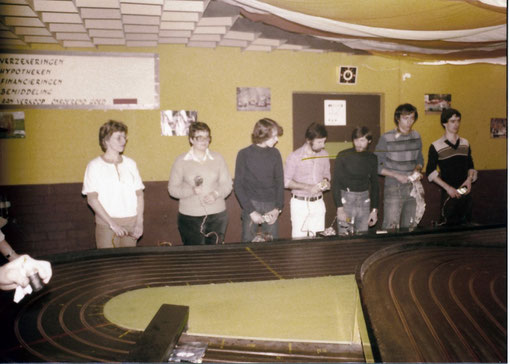 Slot racing Uden 1978 - Marie-Odile Michel 2 à gauche Eddie McDonald 4 Gil Michel 5 à gauche Didier Moret 6 à gauche ( photo Gil Michel )