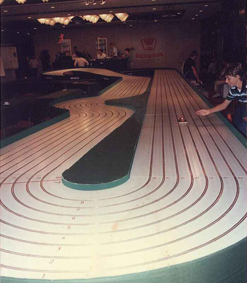La piste de slot racing de Charleroi au Crest Hotel d' Anvers. Maurizio Niccolaï ramasse une t'auto. Il est possible de désloter dans la ligne droite.