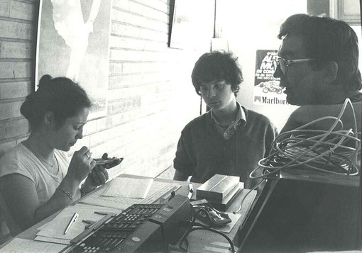 CONTROLE TECHNIQUE ! Françoise Lapeyre, Directeur de course, sous les regards d'Emmanuel Hess et Christophe Patys.
