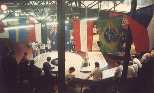 Vue d'en haut de la Blue King en série 1/24. Martin Gramann sur son fauteuil entre les drapeaux Australien et Autichien