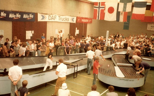 Intersegment lors de la finale des Worlds slot racing d'Uden 1982. Les équipiers-mécaniciens sont autour de la piste.