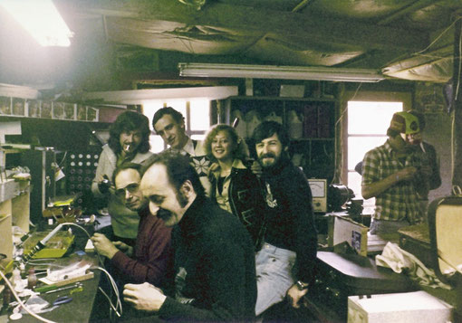 Slot racing 1978 Château-Gontier. Üwe Bock devant Jean-Pierre Sutter ( assis lunette ) Gil Michel ( barbe )