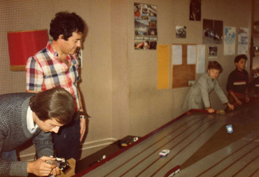 Championnat de France à Bron 1979. Pilote qui enduit ses pneux de trac-fluid ( du moo en franglais ). Pierre Straumann en chemisette à carreaux .