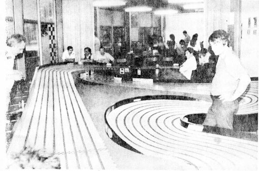 La piste de Bordeaux aux championnats de France 1982. Pilote à gauche René Guélin, commissaires en bout de ligne droite Jean-Noël Pascal, Samy Beraha, Edmont Allavena, au premier plan à droite André Vauthier