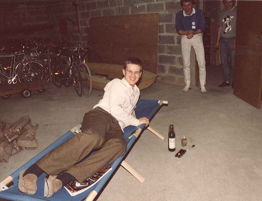 Philippe Grenet et William Inghelbrecht ( à droite ) réveillent Olivier Demoget pour son relais nocturne des 24 heures de Rouen 1986 ( je ne suis pas innocent avec le flash dans ses yeux )