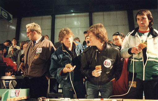 Le scénariste Alain Scoff ( 2 ième a gauche ) et l'équipe de l'émission télé "Cocoricoco boy", et le champion du monde moto 250 cc 1982 Jean-Louis Tournadre.