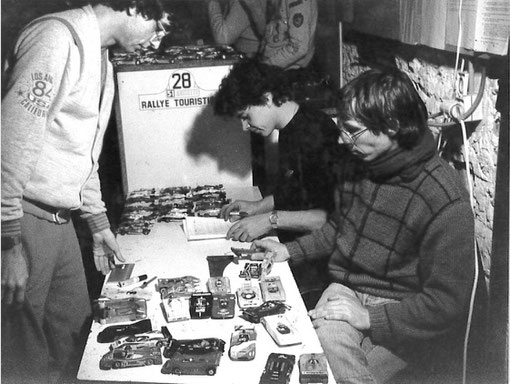 Contrôles techniques Grand Prix de Thoiry 1985. Jean-Claude Malherbe face aux deux contrôleurs William Inghelbrecht et Frédéric Warnant.