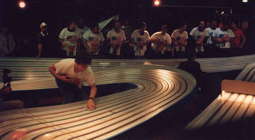 Le commissaire de piste Olivier Demoget remet une voiture de slot racing 1/24 sortie lors de la finale de Toulouse 1987.
