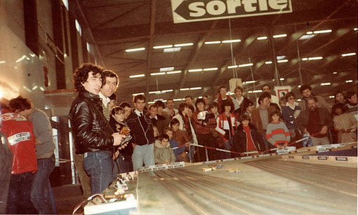 Raymond Roche  et  Jacques  Luc ( qui cache Phil Berté ) se tirent la bourre sur le circuit de slot racing.    A gauche de dos Jacky Verat et Serge Lambert